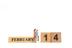 Miniatur Paar Sitzung zusammen auf Weiß Hintergrund , Valentinstag Tag Konzept foto