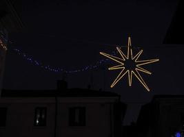 Weihnachtsbeleuchtung in der Nacht foto