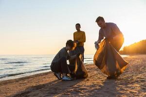 Erde Tag. Freiwillige Aktivisten sammelt Müll Reinigung von Strand Küsten Zone. Frau und mans setzt Plastik Müll im Müll Tasche auf Ozean Ufer. Umwelt Erhaltung Küsten Zone Reinigung foto