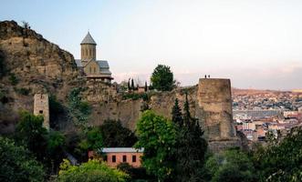 Georgien, 2021 - Leute, die eine Kirche auf einem Berg besuchen foto