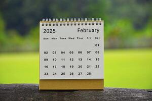 Februar 2025 Weiß Kalender mit Grün verschwommen Hintergrund - - Neu Jahr Konzept foto