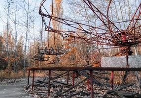 Pripyat, Ukraine, 2021 - Karussell in einem verlassenen Vergnügungspark in Tschernobyl foto