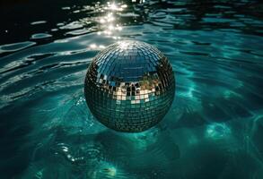 ai generiert Disko Ball gegen das Wasser, foto