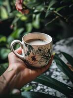 ai generiert Kaffee Tasse mit Blume drucken von Frau halten im Hand foto