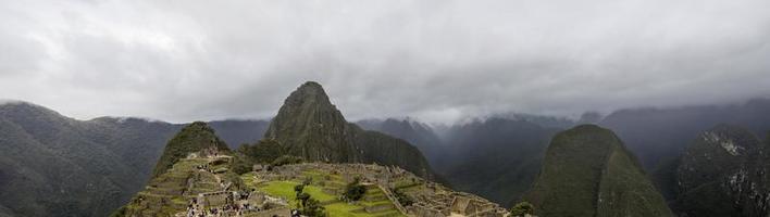 Machu Picchu, Peru, 3. Januar 2018 - Nicht identifizierte Personen an den Überresten der alten Inka-Zitadelle in Machu Picchu, Peru. Fast 2500 Touristen besuchen jeden Tag Machu Picchu. foto