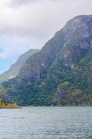 norwegische schöne berg- und fjordlandschaft, aurlandsfjord sognefjord in norwegen. foto