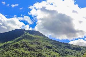 Wolken über den Bergen in schöner Flamme in Aurland Vestland, Norwegen. foto