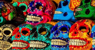 Cabo San Lucas, Mexiko, 8. August 2014 - Calacas, Holzschädel Tag der Toten Masken auf dem Markt in Cabo San Lucas, Mexiko. Masken sind typische Symbole für Calacas - Skelette. foto