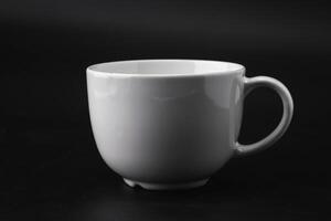 enorm Weiß Becher. Weiß Tasse zum Tee oder Suppe isoliert auf dunkel Hintergrund mit Ausschnitt Weg. foto