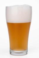 ein Glas von Bier. kalt Licht Kunst Bier im ein Glas isoliert auf Weiß Hintergrund. Kunst Bier Pint foto