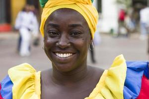 cartagena, kolumbien, 16. september 2019 - nicht identifiziertes palenquera, obstverkäuferin auf der straße von cartagena. diese afrokolumbianischen frauen stammen aus dem dorf san basilio de palenque außerhalb der stadt. foto