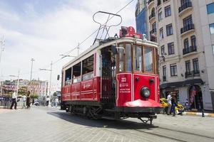 Istanbul, Türkei, 15. Juni 2019 - nicht identifizierte Personen durch nostalgische Straßenbahnen in Istanbul, Türkei. in Istanbul gibt es zwei Straßenbahnlinien mit historischen Straßenbahnen. foto