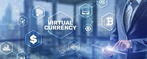 Währungssymbole auf einem virtuellen Bildschirm. Anlagekonzept für virtuelle Währungen 2021