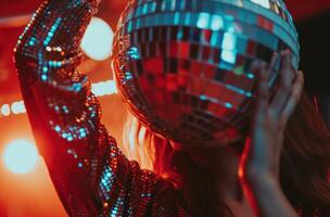 ai generiert ein Mädchen im ein Outfit halten oben ein Weiß Disko Ball foto