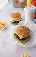 Set hausgemachte Burger, Pommes und Getränk foto