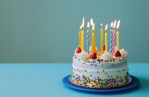 ai generiert ein Geburtstag Kuchen ist Sitzung auf ein Blau Hintergrund mit Kerzen auf oben foto