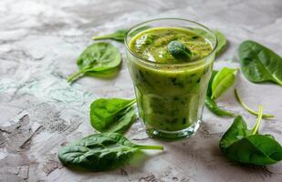 ai generiert ein Glas von Grün Smoothie mit Spinat Blätter um es foto