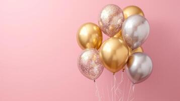 ai generiert Gold und Silber aufblasbar Luftballons auf ein minimalistisch Rosa Hintergrund mit Kopieren Raum foto