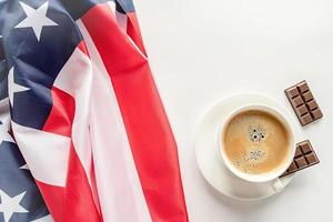 Tasse Kaffee und Schokolade mit USA-Flagge isoliert auf weißem Hintergrund foto