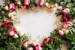 frische schöne Rosen in Herzform auf Marmorhintergrund mit Exemplar foto