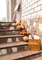 Halloween-Kürbisse und Dekorationen vor der Haustür foto