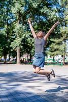 glückliche kaukasische Frau in Freizeitkleidung, die im sonnigen Sommertag im Park lächelt foto