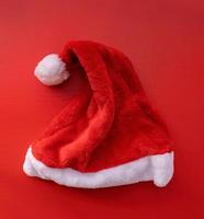 Weihnachtsmütze Draufsicht auf rotem Hintergrund foto