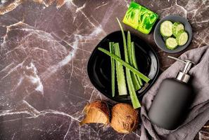Naturkosmetik mit Aloe Vera, Kokosnüssen und handgemachter Seife foto