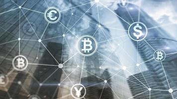 Doppelbelichtung Bitcoin- und Blockchain-Konzept. Digitale Wirtschaft und Devisenhandel.