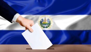 el Salvador Präsidentschaftswahl Wahlen Konzept. Hand halten Abstimmung im Wählen Abstimmung Box mit el Salvador Flagge im Hintergrund foto