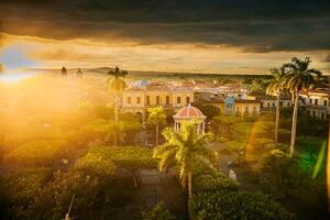 schön Aussicht von zentral Park von Granada von das Standpunkt. Tourist setzt im Granada, Nicaragua. Aussicht von das zentral Park von Granada beim Sonnenuntergang foto