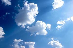 malerische Aufnahme einer wunderschönen Wolkenlandschaft gegen den blauen Himmel