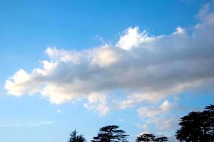 malerische Aufnahme einer wunderschönen Wolkenlandschaft gegen den blauen Himmel