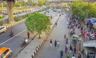 Neu-Delhi-Delhi-Indien 2018 - Tuk-Tuks-Busse mit großem Verkehr Menschen Neu-Delhi-Delhi-Indien. foto
