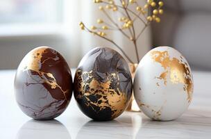 ai generiert vier schwarz und Weiß Ostern Eier auf ein Weiß Marmor, foto