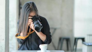 asiatische weibliche Touristen, die Kaffeefotos machen, Urlaubsreisekonzept. foto