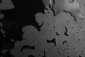 abstrakt Hintergrund von nass schwarz sauber gemalt Oberfläche - - Nahansicht mit selektiv Fokus foto