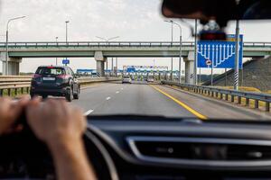 Auto Annäherung zu Maut Straße Kontrollpunkt, Aussicht von Innerhalb ein Auto foto