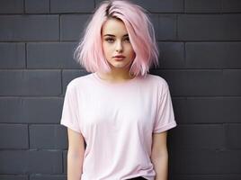 ai generiert schön jung Frau mit Rosa Haar posieren im schwarz T-Shirt Mädchen mit Rosa Haar foto