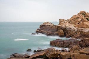 Felsen und Wellen am Meer foto