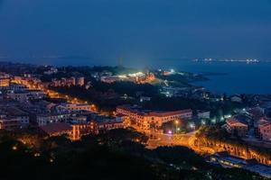 die Stadt bei Nacht, gelbe Lichter und blauer Himmel foto