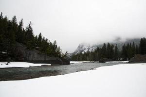 schöne aussicht auf banff nationalpark mit schnee. Fluss und Wald foto