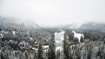 Schöne kanadische Landschaft im Winter mit Schnee, Wald und See. Luftaufnahme des Banff-Nationalparks foto
