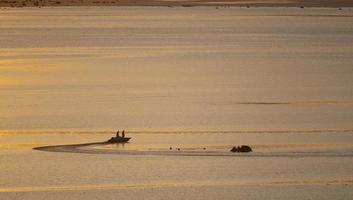 Boot bei Sonnenaufgang auf dem Monosee foto