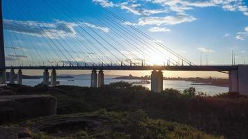 Naturlandschaft mit Blick auf die russische Brücke und den Sonnenuntergang. foto