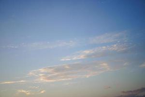 natürlicher Hintergrund mit Himmel und Wolken foto