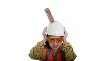 Der Stockblockstein fiel auf den Kopf der jungen Frau des asiatischen Ingenieurs auf den Helmarbeiter auf weißem Hintergrund, das erste Konzept der Bereichsbausicherheit foto