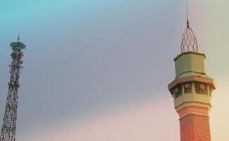 Moscheeturm mit Tonturmfoto mit Himmelshintergrund foto