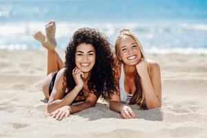 zwei junge Frauen mit schönen Körpern im Badeanzug an einem tropischen Strand foto