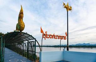 schöner naga-tunnel neben mekong, nakhon phanom thailand, orange thailändische wörter bedeuten naga-tunnel foto